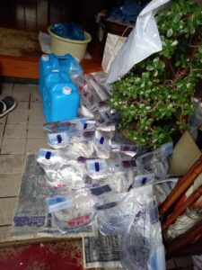 玄関に置かれた飲料水の給水袋